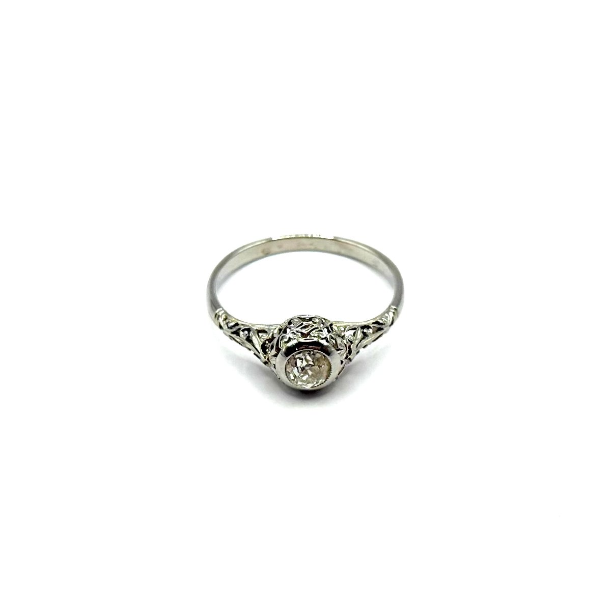 5141.Bague Art déco en or blanc, sertie d’un diamant