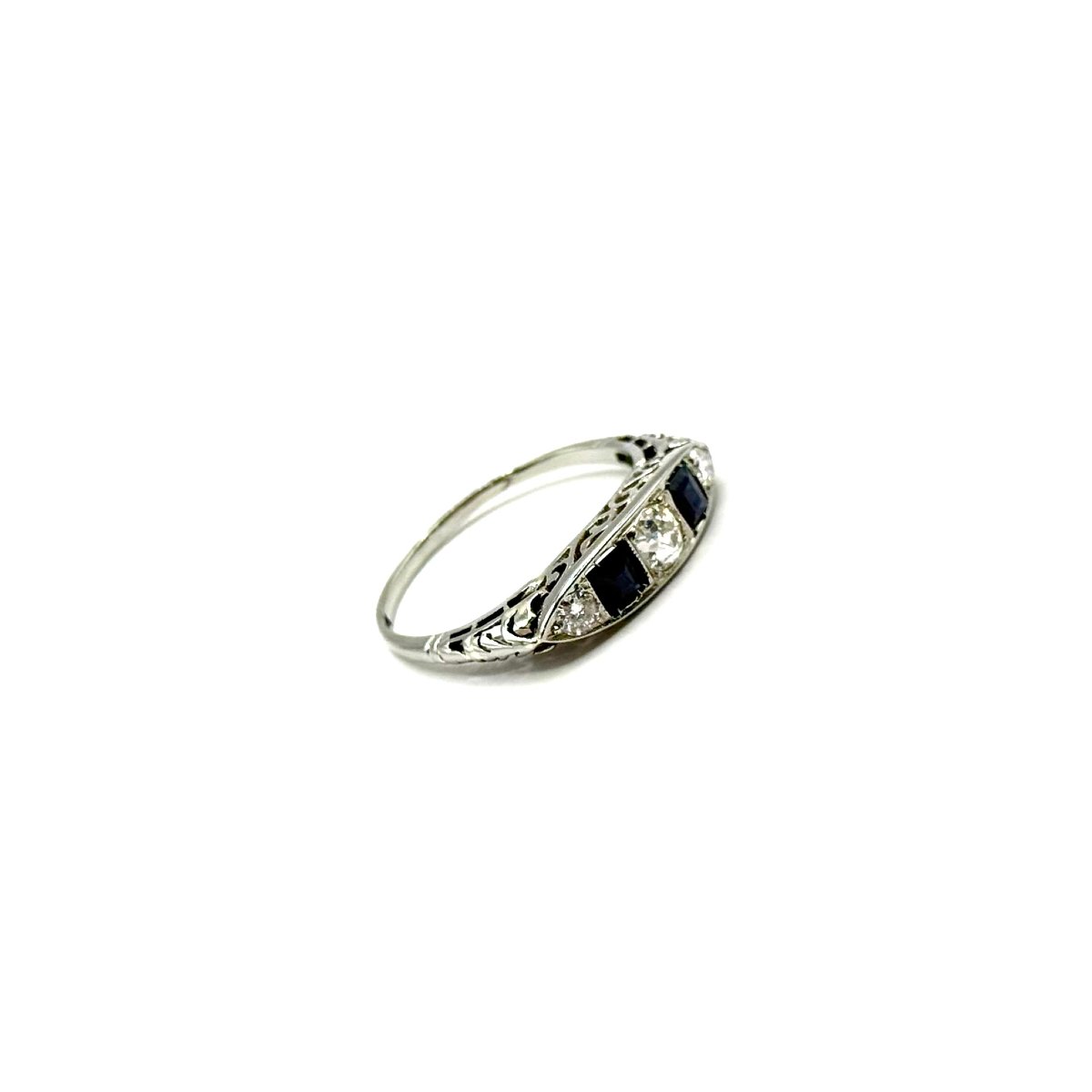 5139.Bague Art déco en or blanc, sertie de diamants et d’un saphir-photo-2