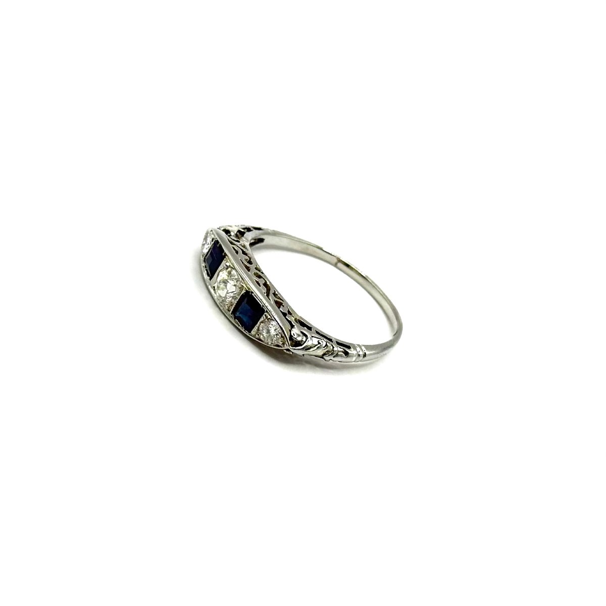 5139.Bague Art déco en or blanc, sertie de diamants et d’un saphir-photo-3