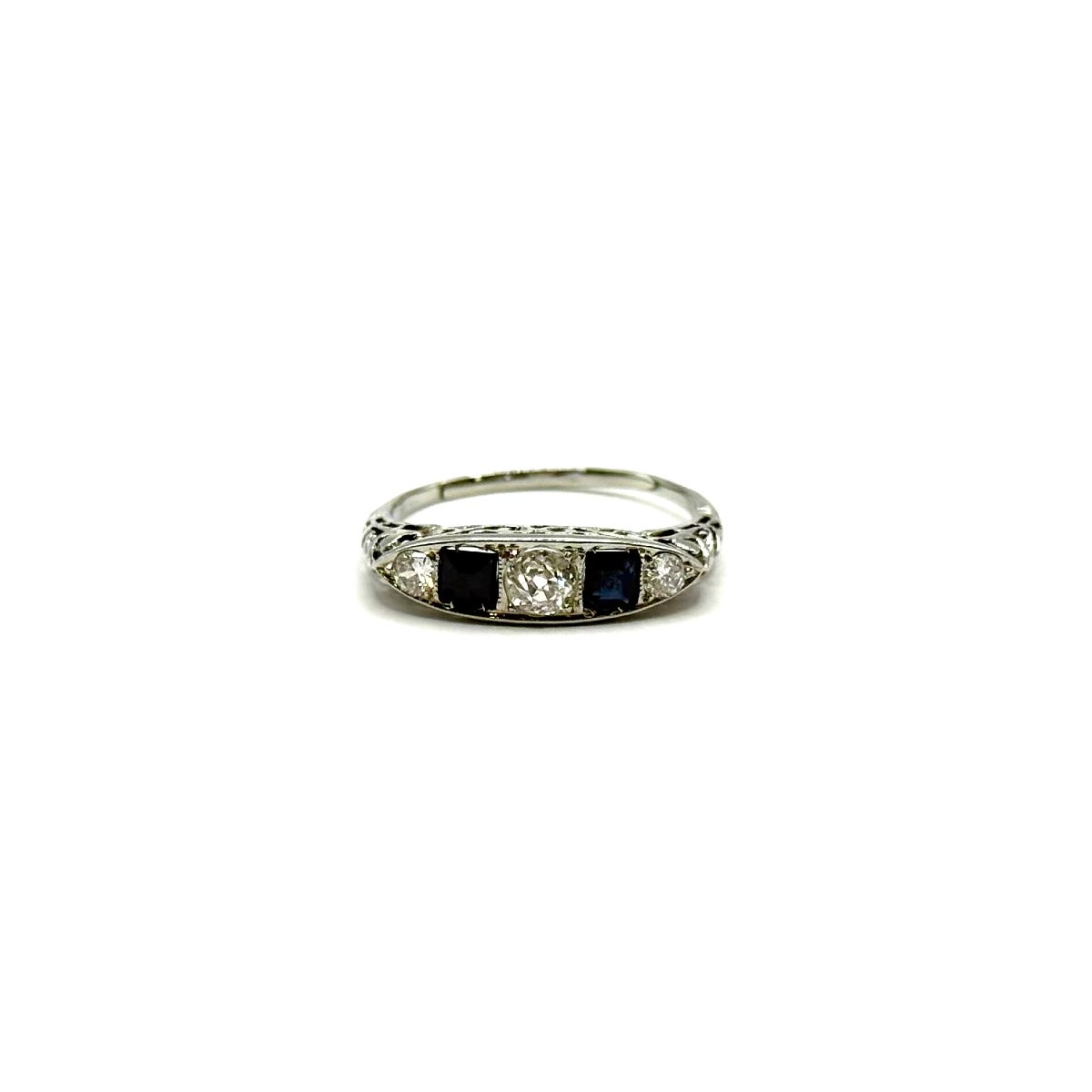 5139.Bague Art déco en or blanc, sertie de diamants et d’un saphir