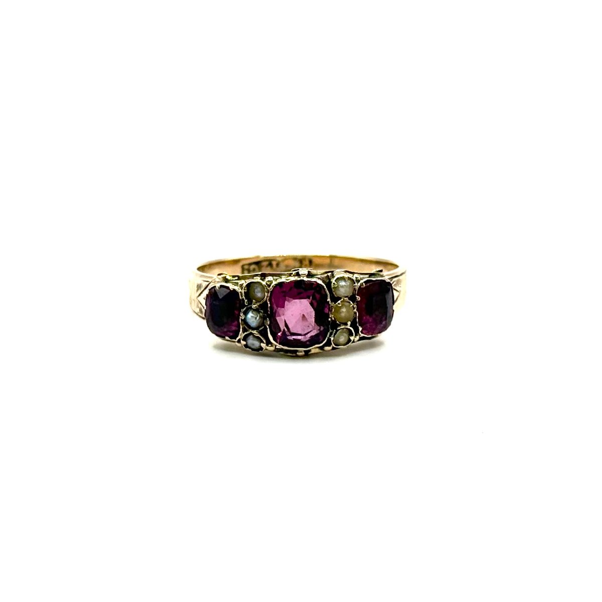 5122.Bague victorienne en or ornée d’un grenat et de perles