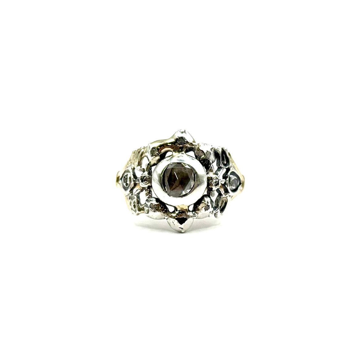 5091.Bague ancienne en or et argent ornée de diamants