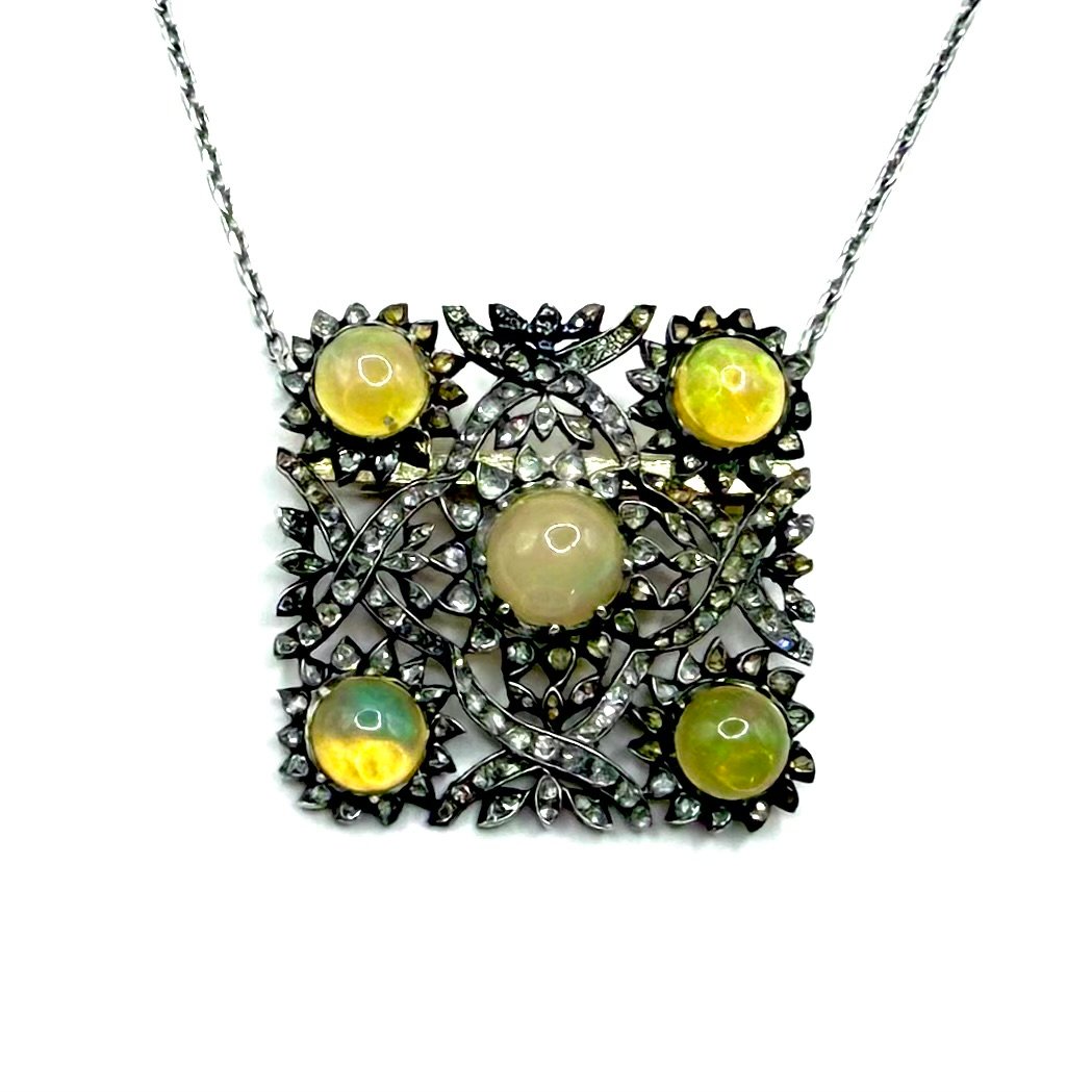 5127.Collier-broche Art déco en or orné de diamants et d’opales