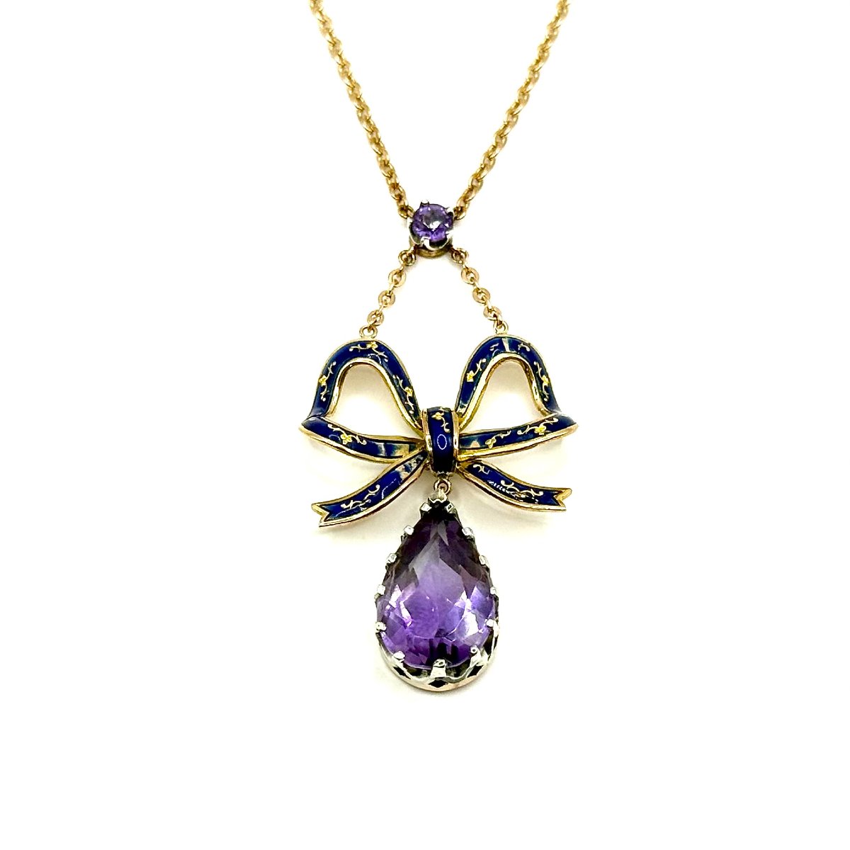 1652. Vintage Gold Necklace Adorned With An Amethyst And Enamel