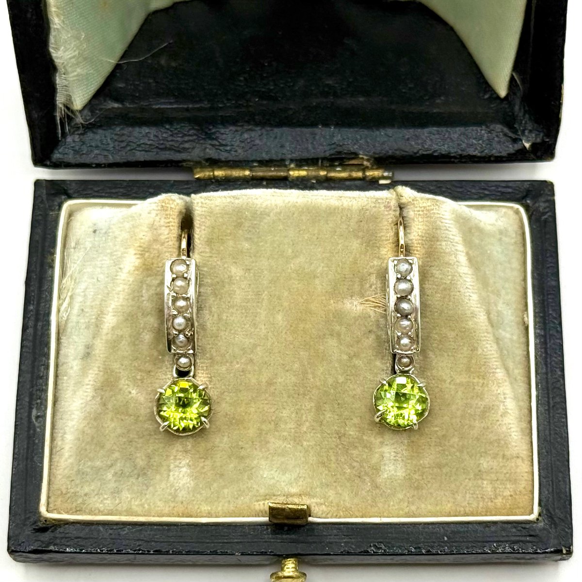 5149. Art Deco Gold Earrings With Olivine And Freshwater Pearls.