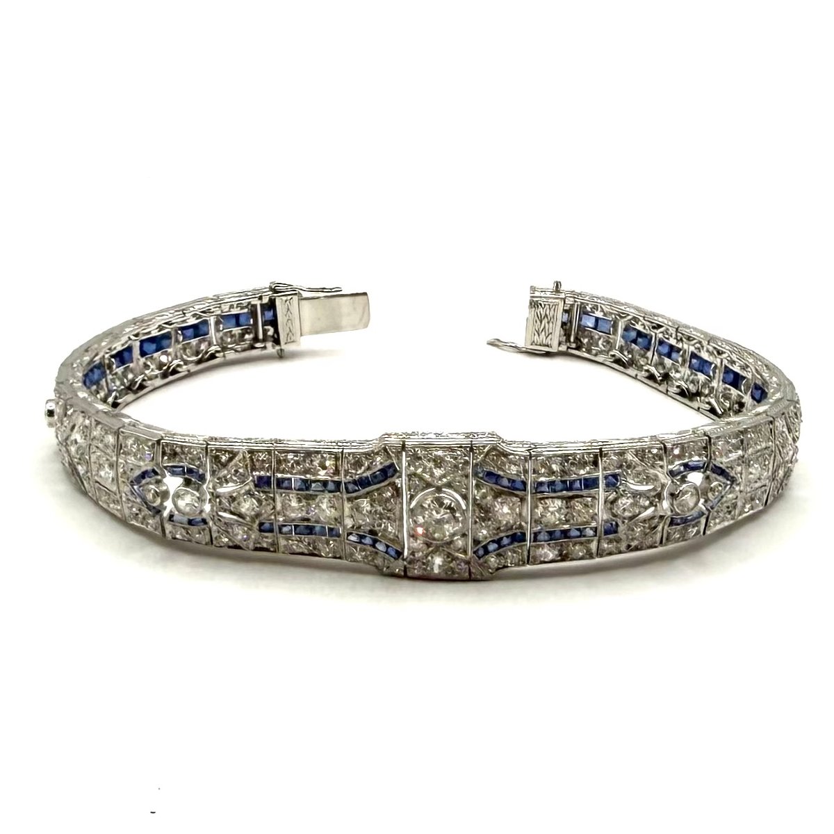 5221. Art Deco Platinum Bracelet With Diamonds And A Blue Sapphire.-photo-1