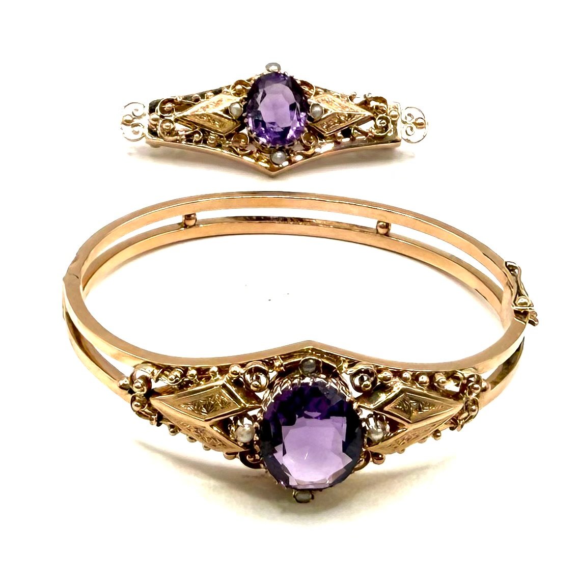 5232. Art Deco Jewelry Set In Gold, Amethysts, And Pearls.