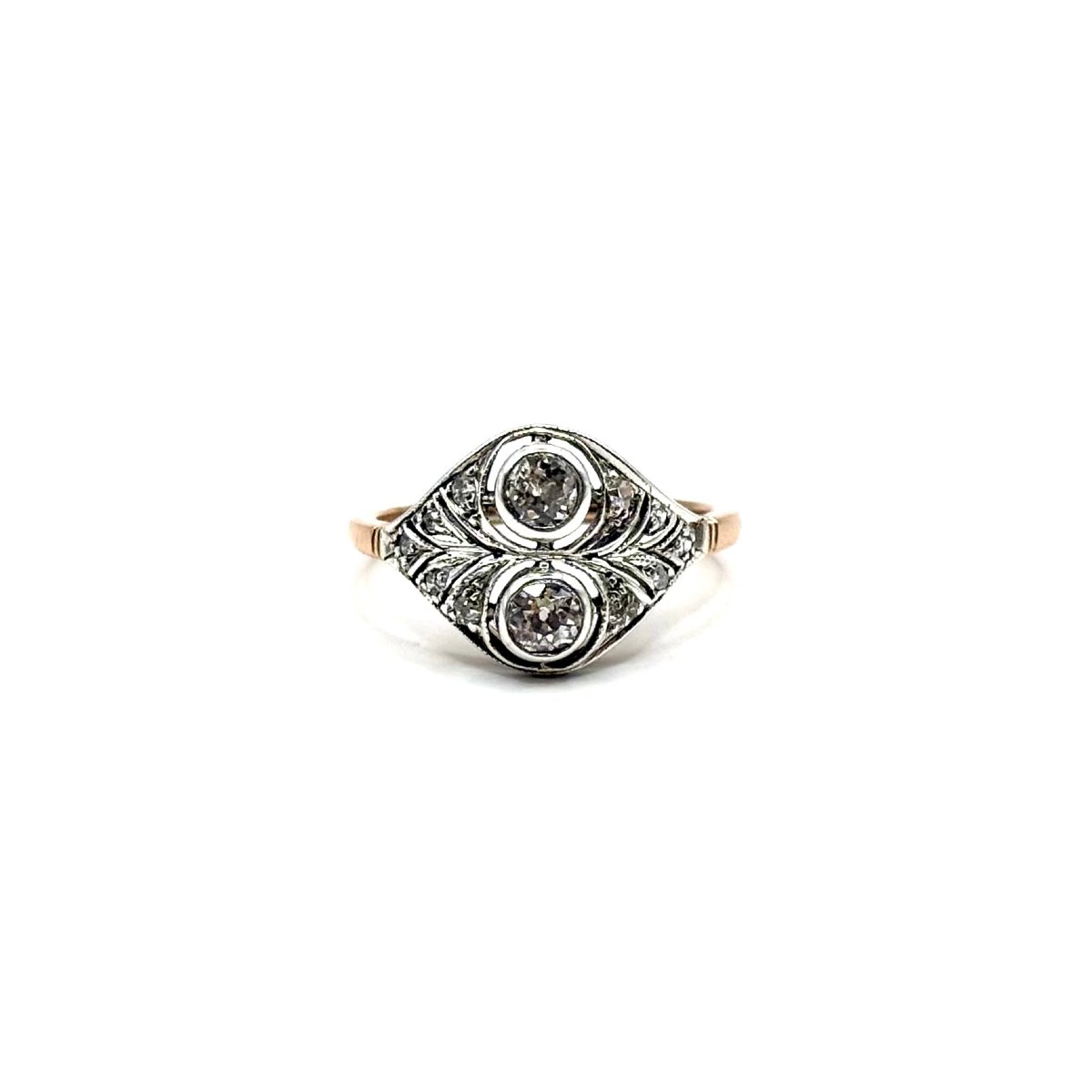5008.  Bague Art déco ornée de diamants.