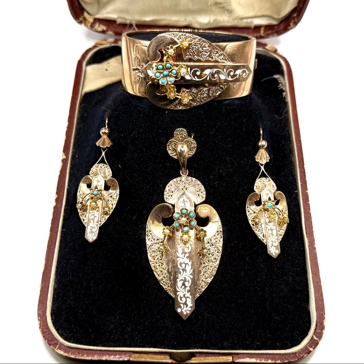 5234. Parure Biedermeier.