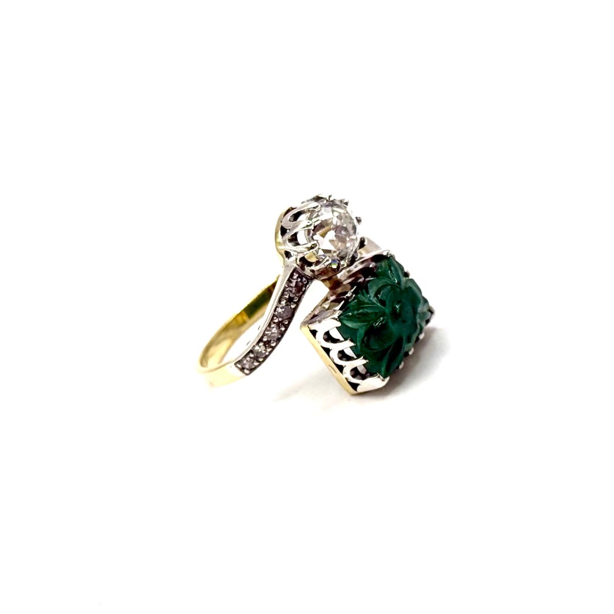 5068. Bague Art déco ornée de diamants et d’une émeraude sculptée.-photo-2