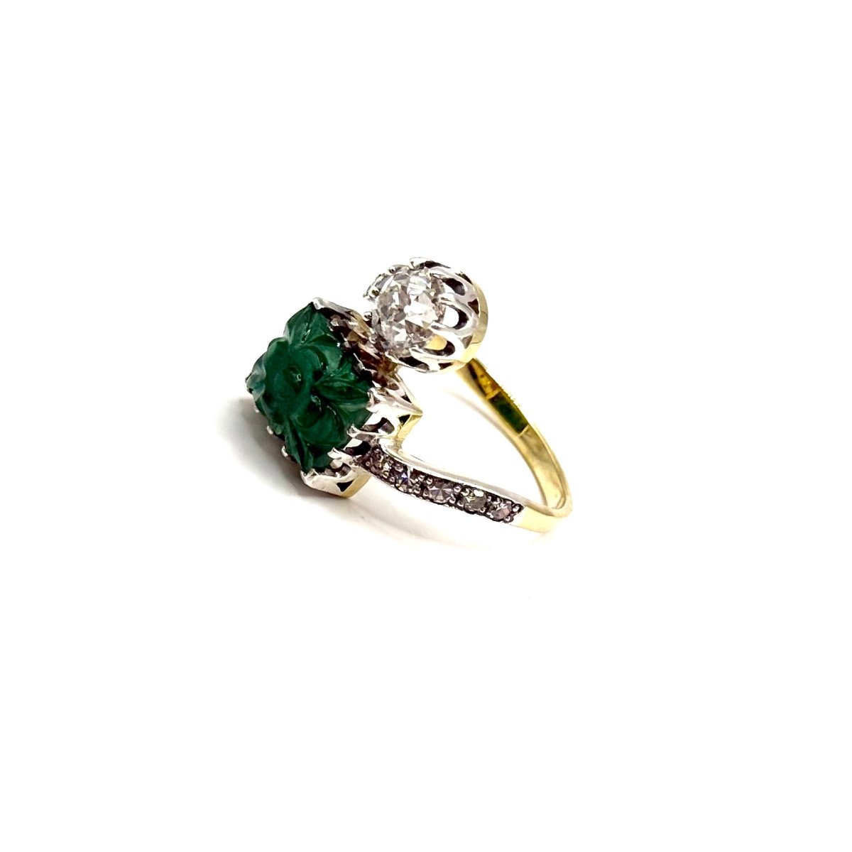 5068. Bague Art déco ornée de diamants et d’une émeraude sculptée.-photo-3