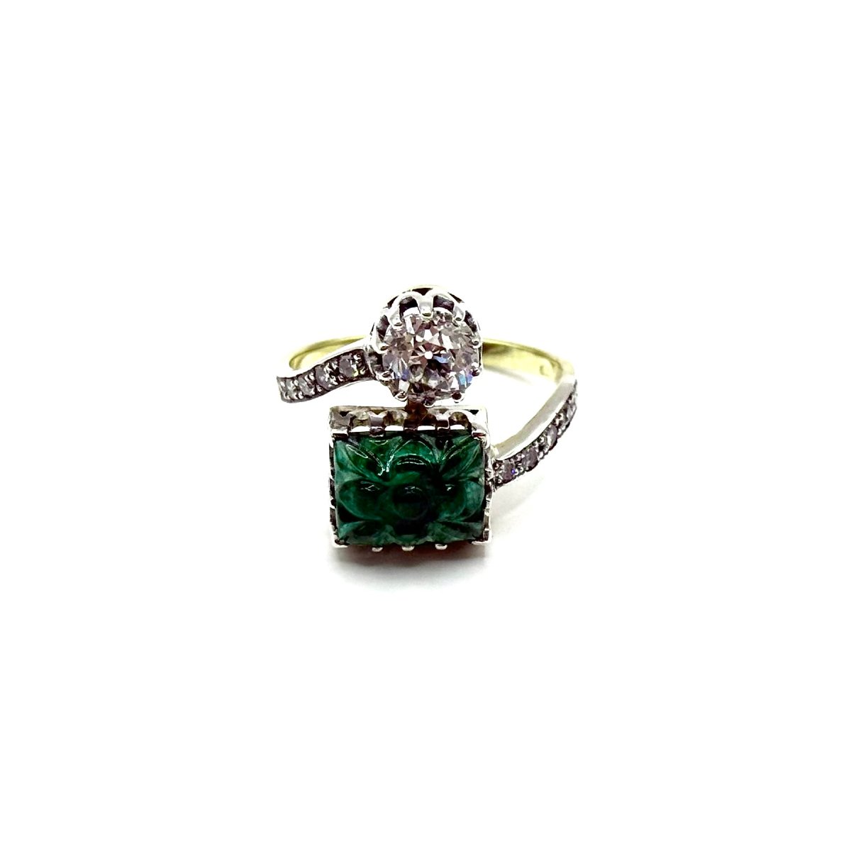 5068. Bague Art déco ornée de diamants et d’une émeraude sculptée.-photo-1