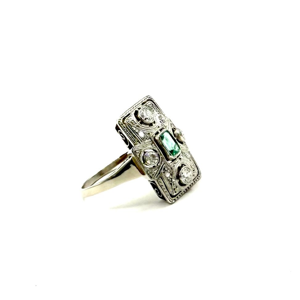 Bague Art déco en or blanc ornée de diamants et d’une émeraude.-photo-2