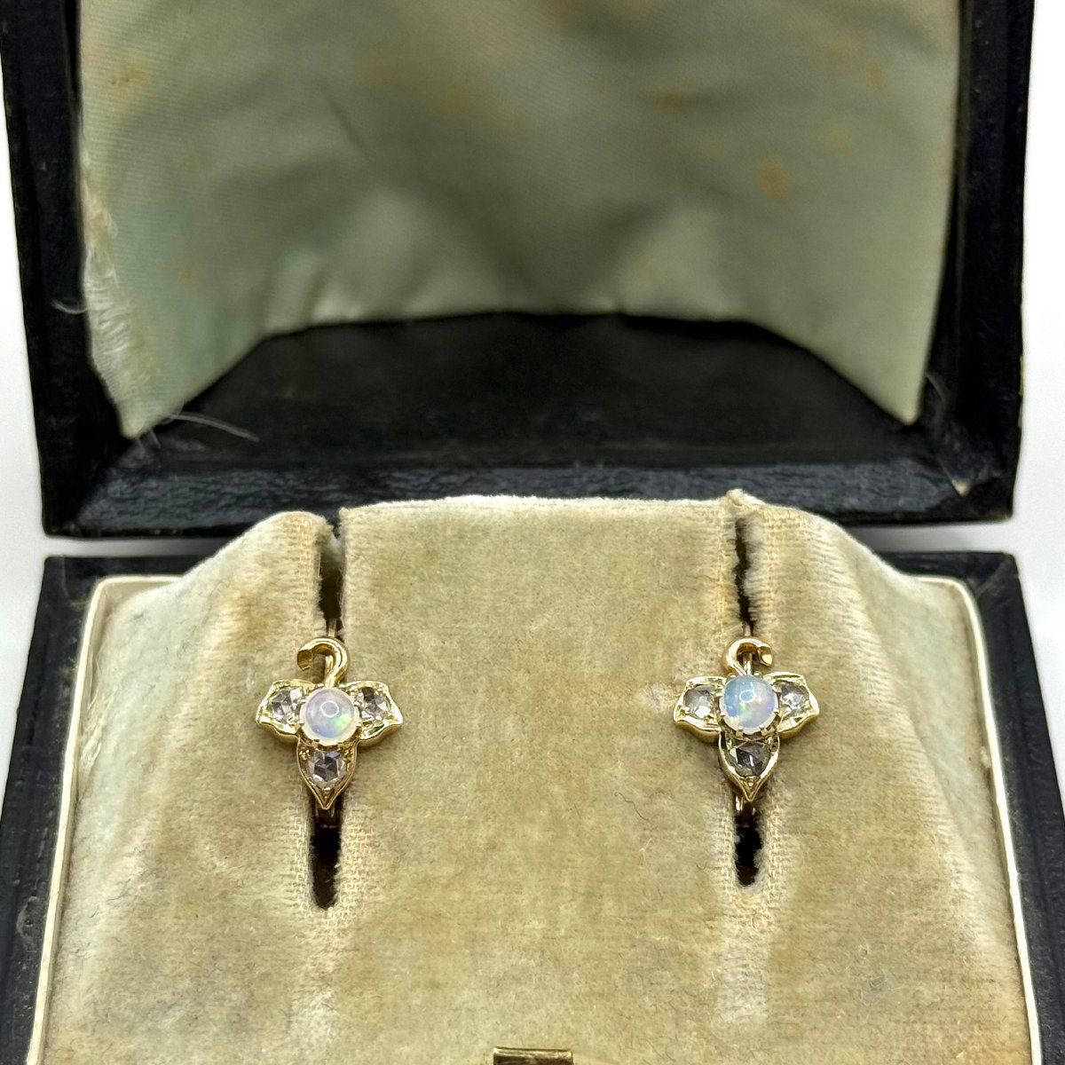 5044. Art Deco Gold Earrings, Set With Diamonds And Opals.-photo-3