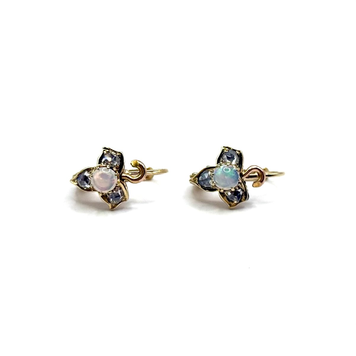 5044. Art Deco Gold Earrings, Set With Diamonds And Opals.