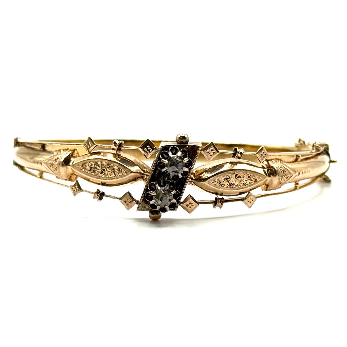 1568. Bracelet jonc en or orné de diamants.-photo-2