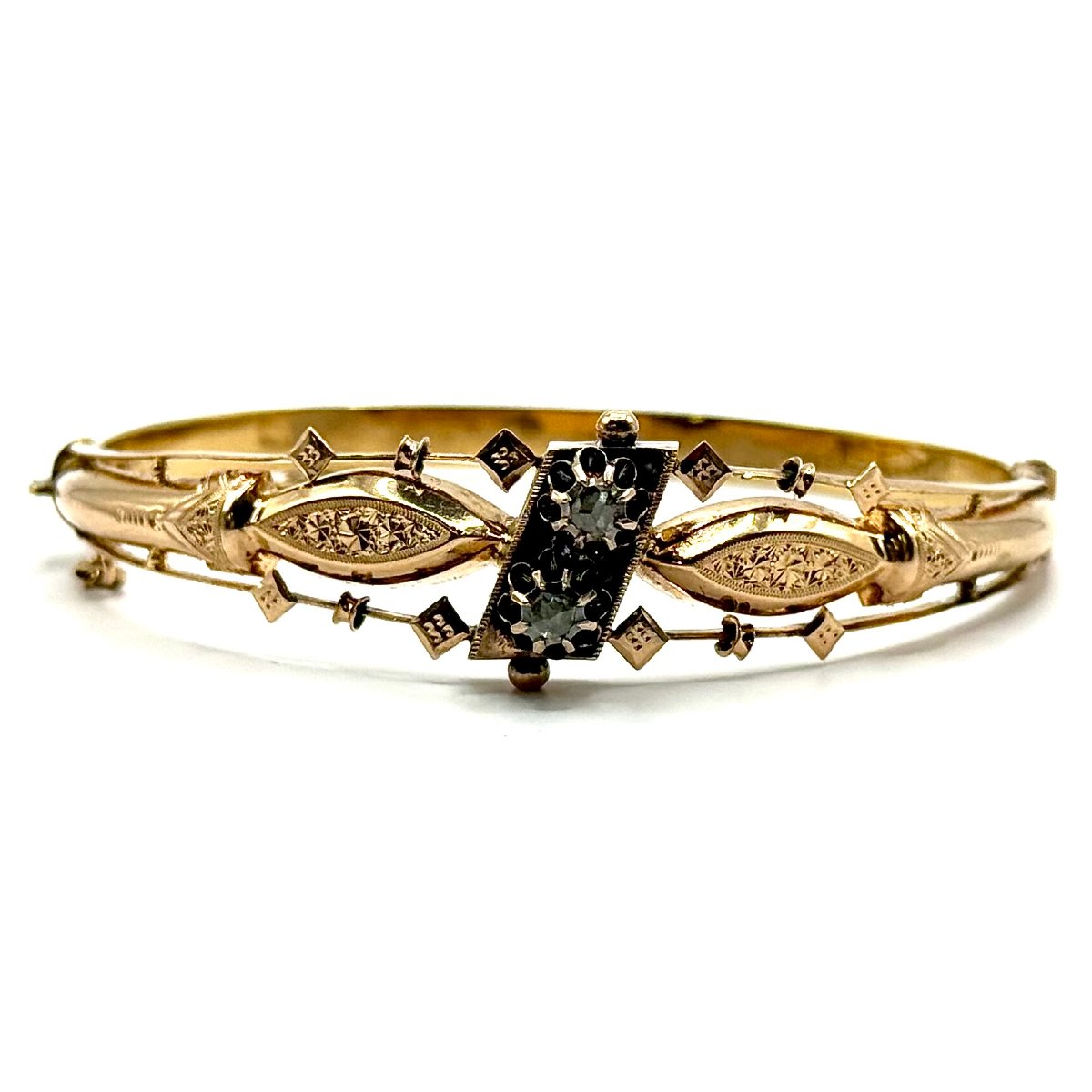 1568. Bracelet jonc en or orné de diamants.-photo-2