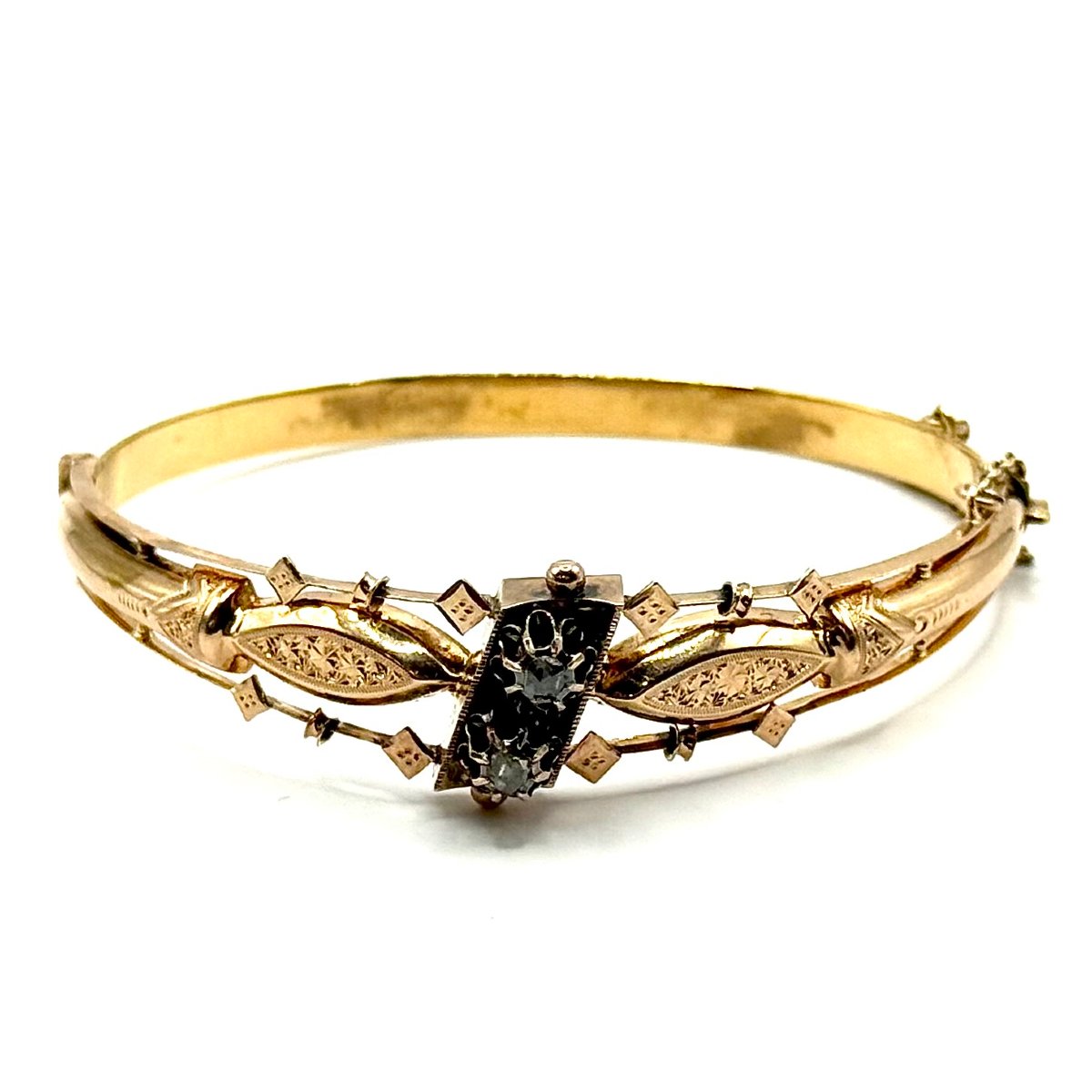 1568. Bracelet jonc en or orné de diamants.