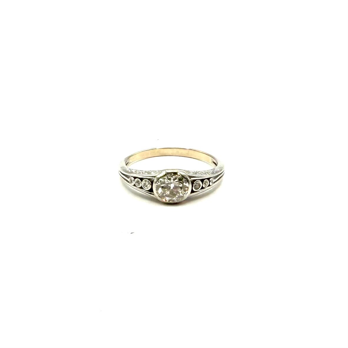 5224. Bague Art déco en or blanc ornée d’un diamant.