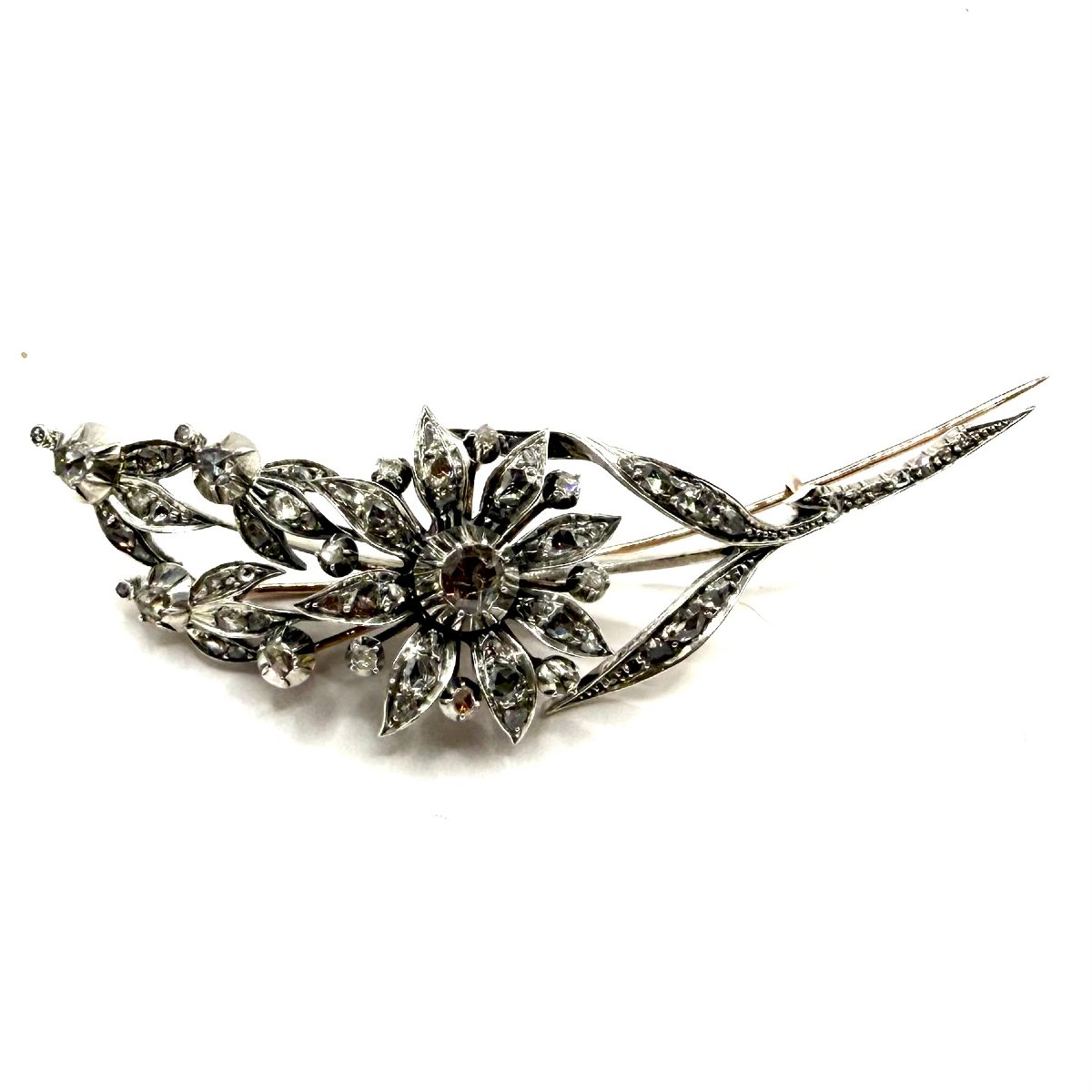 1494. Broche Art nouveau en or ornée de diamants.-photo-3