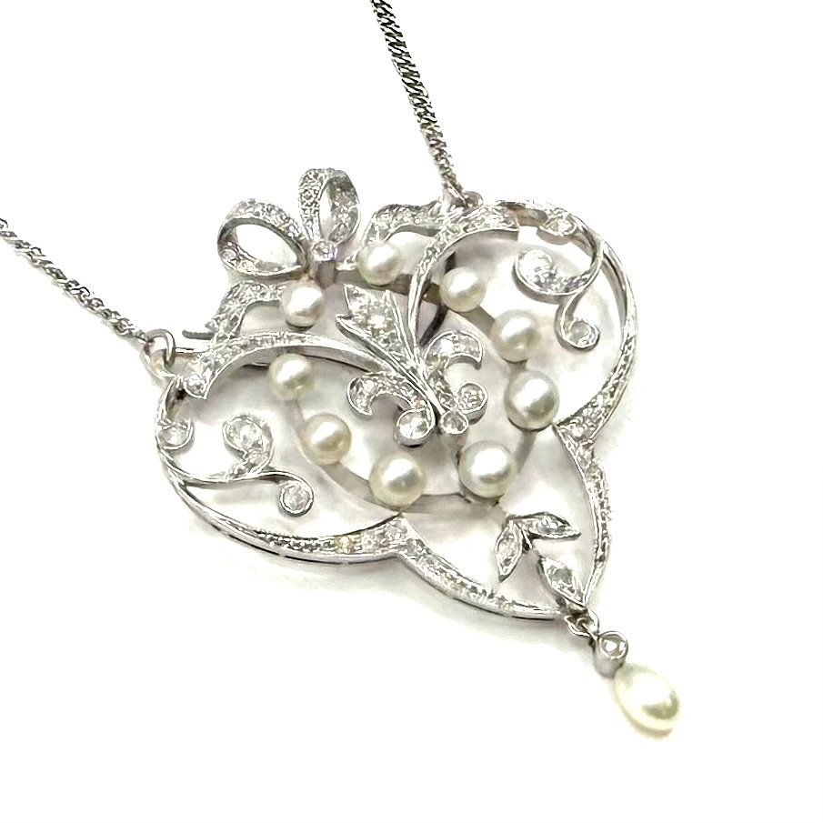 5245. Collier Art déco en platine orné de diamants et de perles.-photo-2