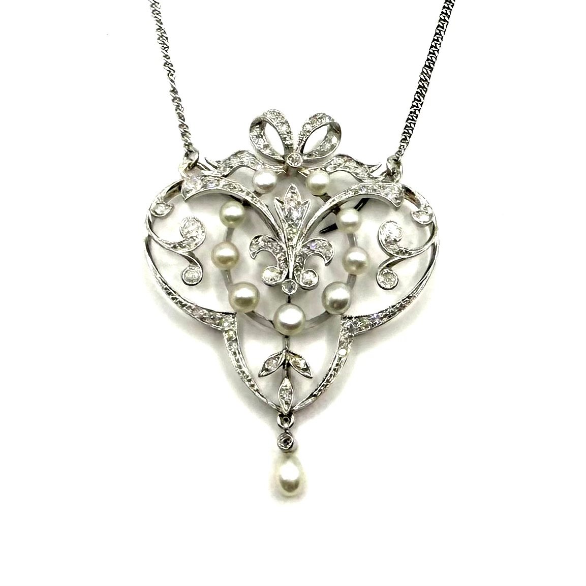 5245. Collier Art déco en platine orné de diamants et de perles.-photo-1