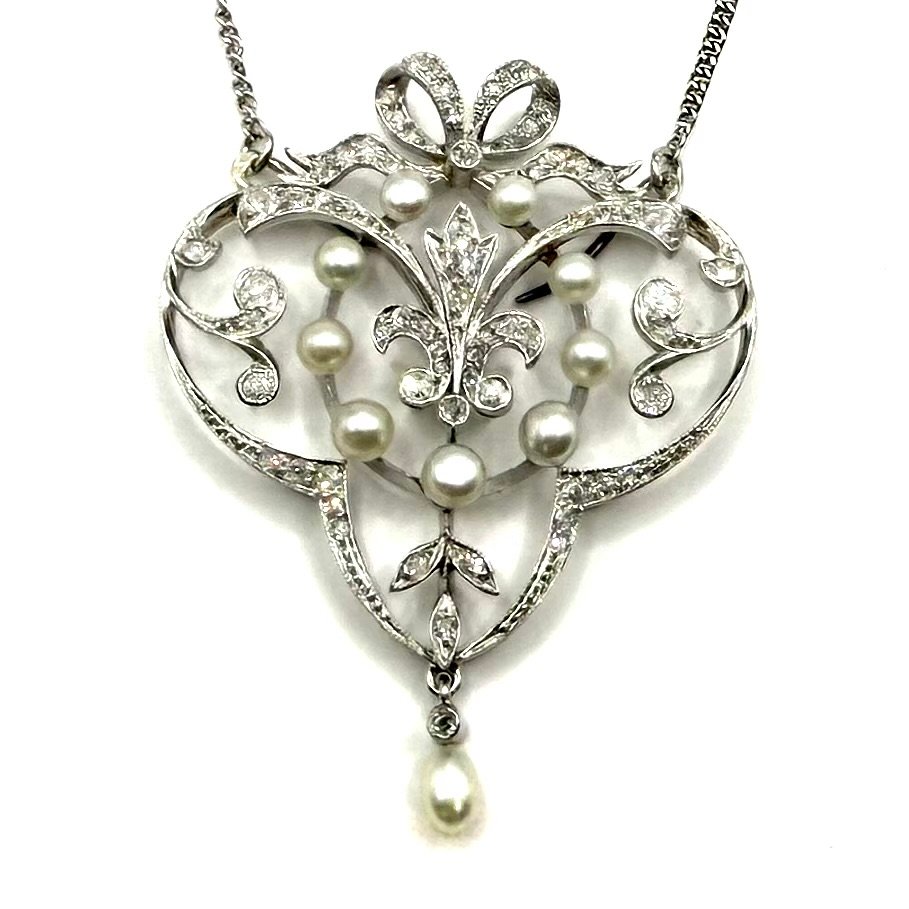 5245. Collier Art déco en platine orné de diamants et de perles.