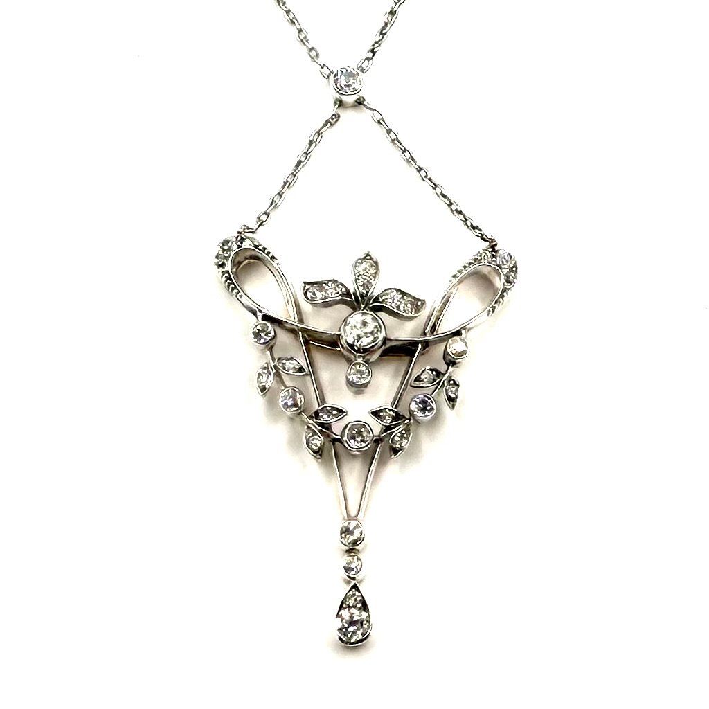5246. Collier Art déco orné de diamants.