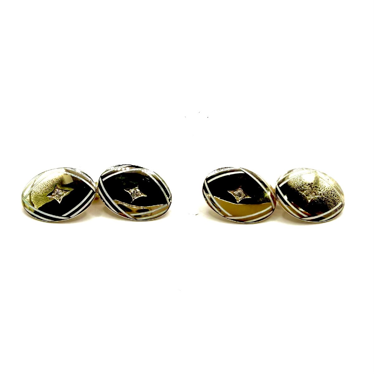 5222. Boutons de manchette Art déco en or ornés de diamants.