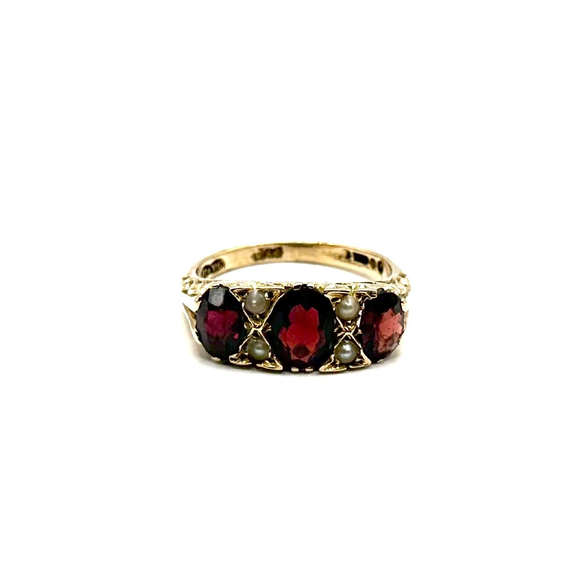 1375. Gold Ring Adorned With Pearls And Garnets.