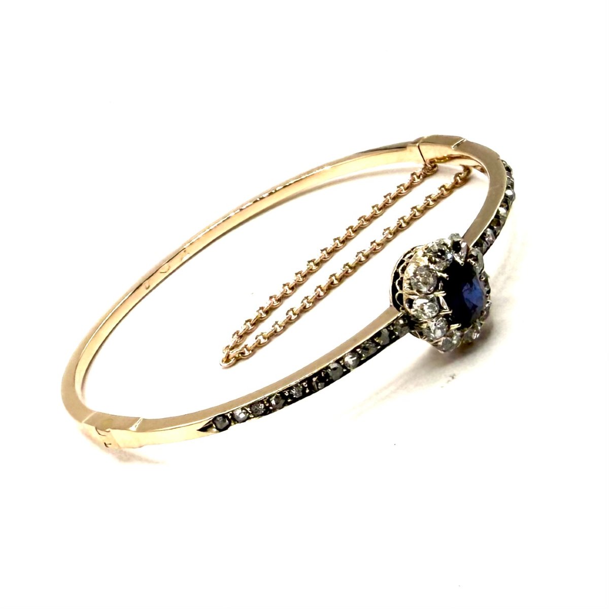 5249. Bracelet Art déco en or orné de diamants et d’un saphir bleu.-photo-2