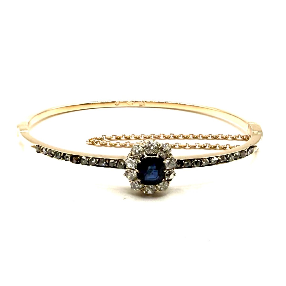 5249. Bracelet Art déco en or orné de diamants et d’un saphir bleu.