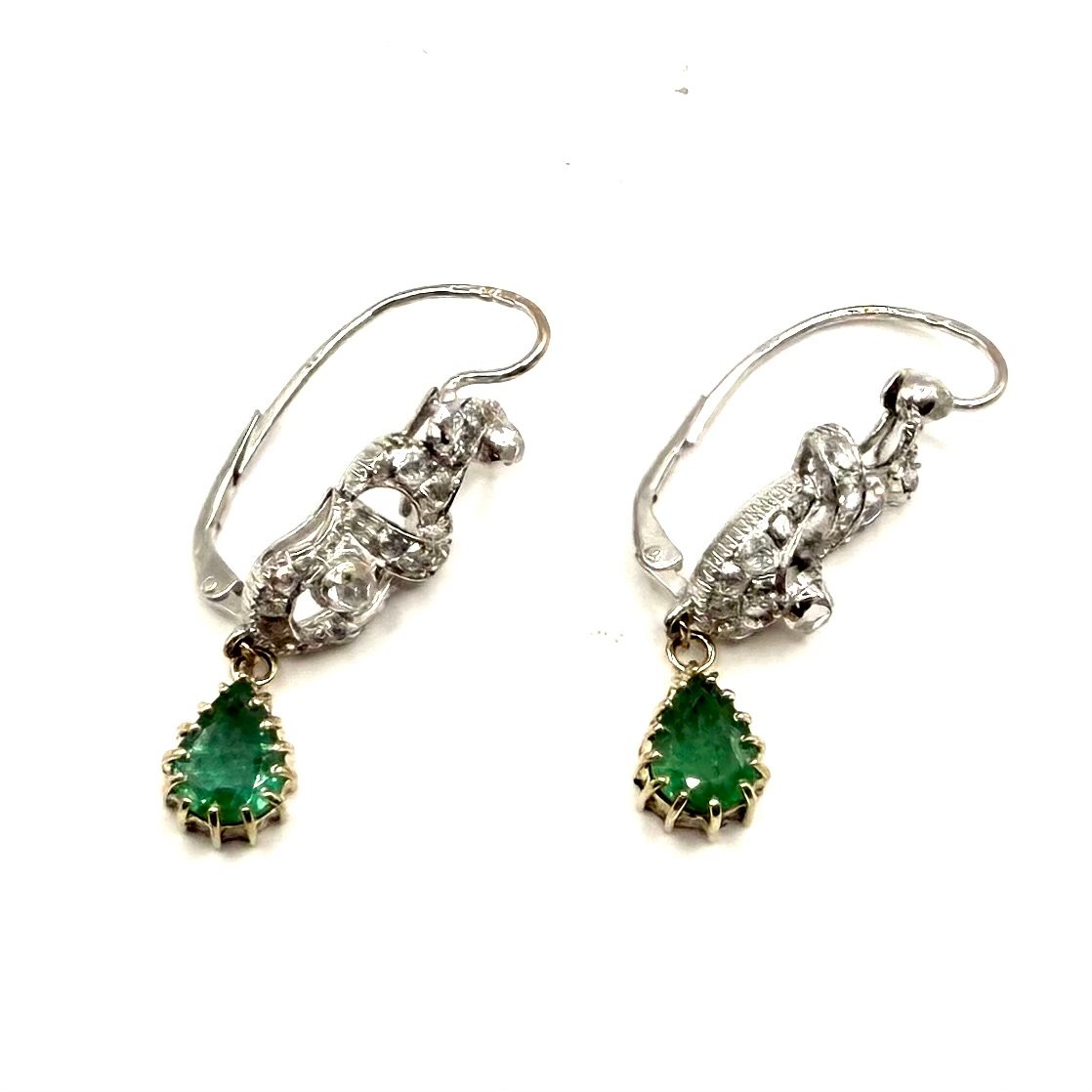 5255. Boucles d’oreilles vintage en or, ornées de diamants et d’émeraudes.-photo-4
