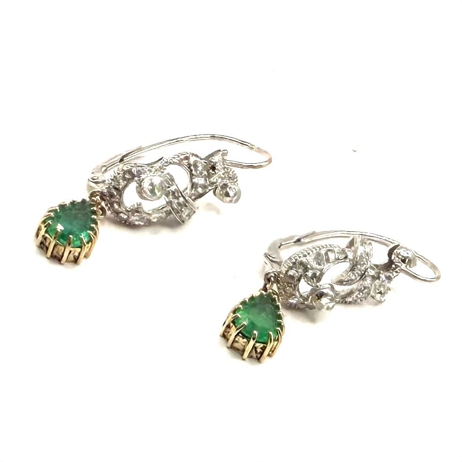 5255. Boucles d’oreilles vintage en or, ornées de diamants et d’émeraudes.-photo-1