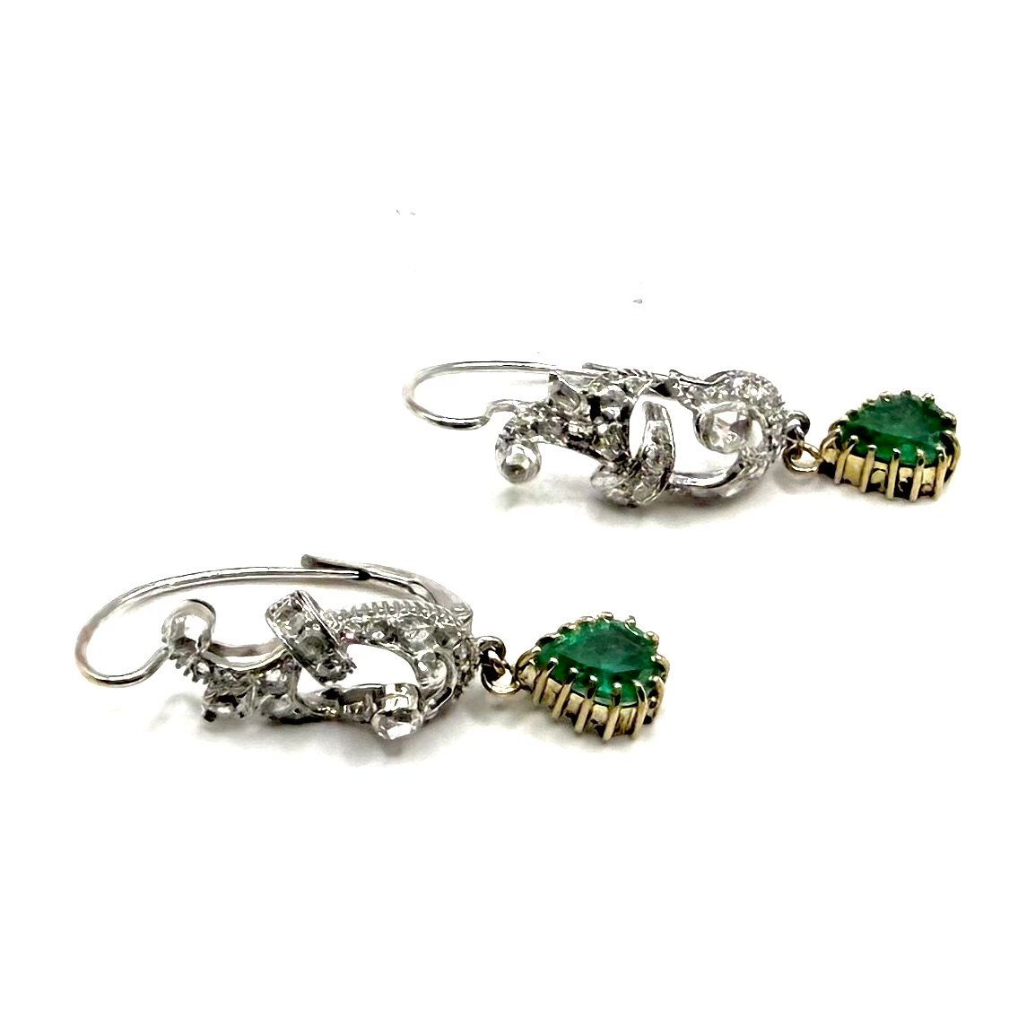 5255. Boucles d’oreilles vintage en or, ornées de diamants et d’émeraudes.-photo-2