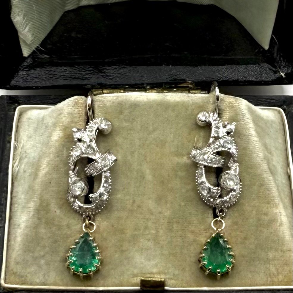 5255. Boucles d’oreilles vintage en or, ornées de diamants et d’émeraudes.