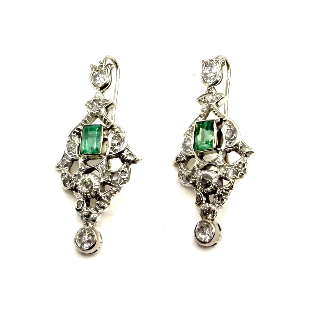  5251. Art Deco Gold Earrings  With Diamonds And Emeralds.