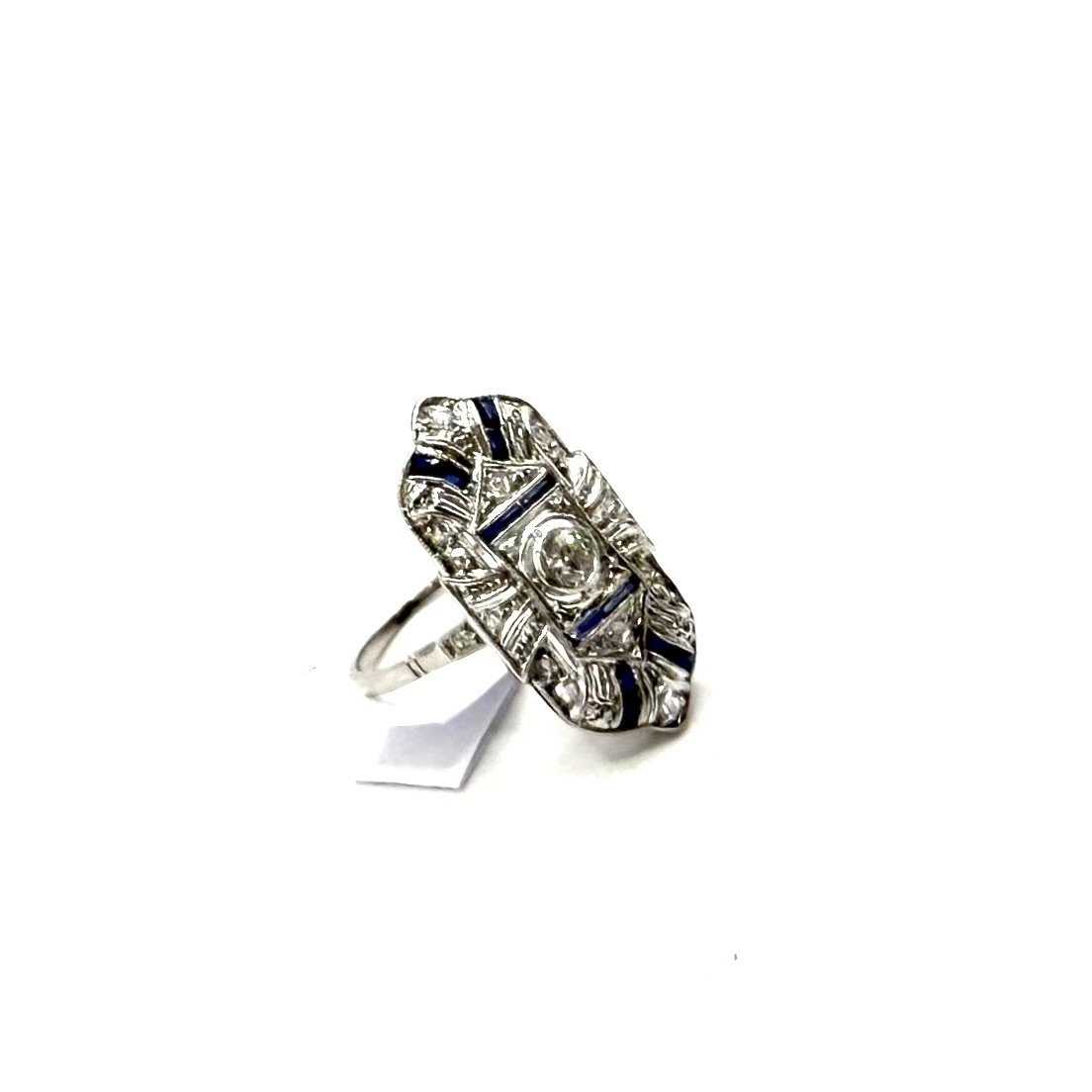 5256. Bague Art déco en or blanc ornée de diamants et d’un saphir bleu.-photo-2