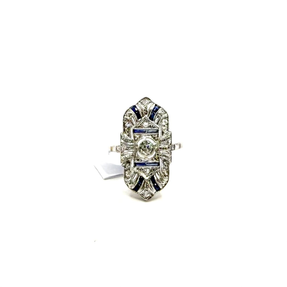 5256. Bague Art déco en or blanc ornée de diamants et d’un saphir bleu.-photo-4