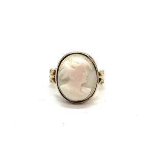 4246. Gold Ring With Shell Cameo