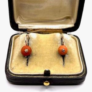 4886. Gold Earrings With Coral