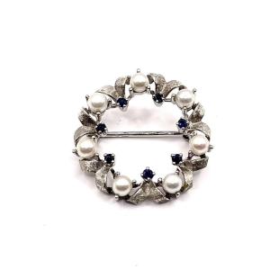 1183. White Gold Brooch Decorated With Blue Sapphires And Pearls 