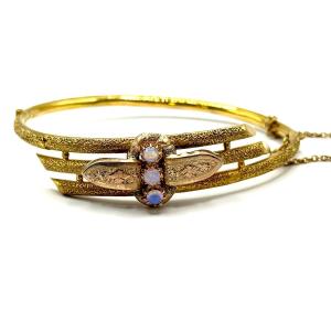 1572. Gold Bracelet With Noble Pale