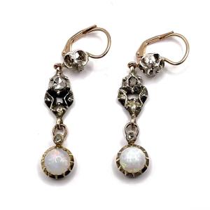 0322. Boucles d’oreilles Art nouveau ornées de diamants et d’opales nobles