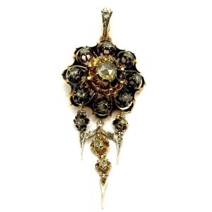 5174. Ancien pendentif en or avec diamant et émail