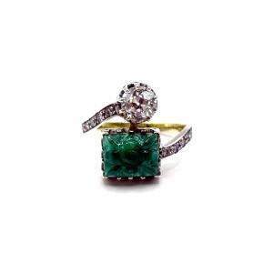 5068. Bague Art déco ornée de diamants et d’une émeraude sculptée.
