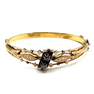 1568. Bracelet jonc en or orné de diamants.