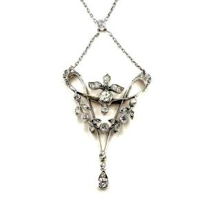 5246. Collier Art déco orné de diamants.