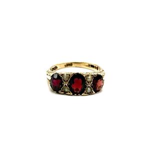 1375. Gold Ring Adorned With Pearls And Garnets.