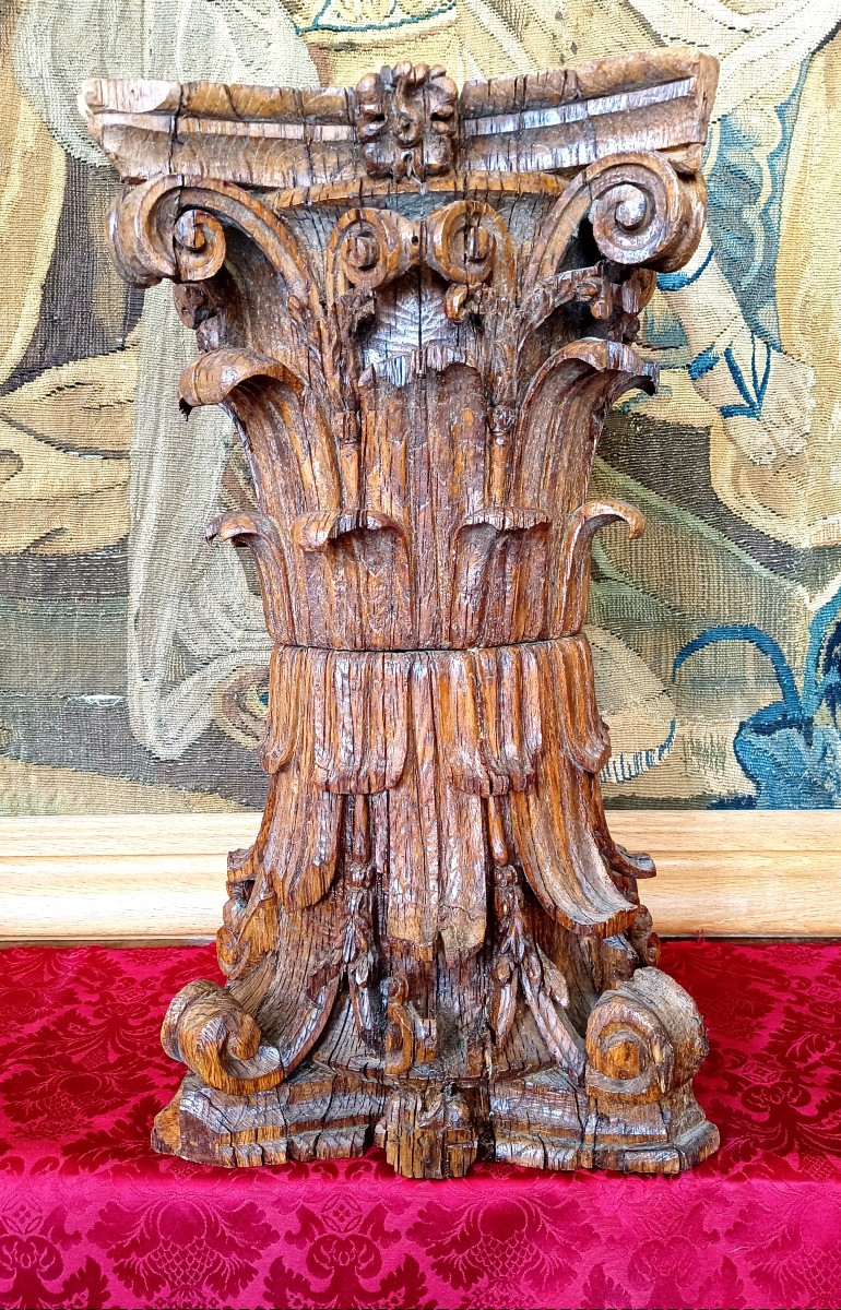 Pair Of 18th-century Corinthian Capitals Forming A Saddle